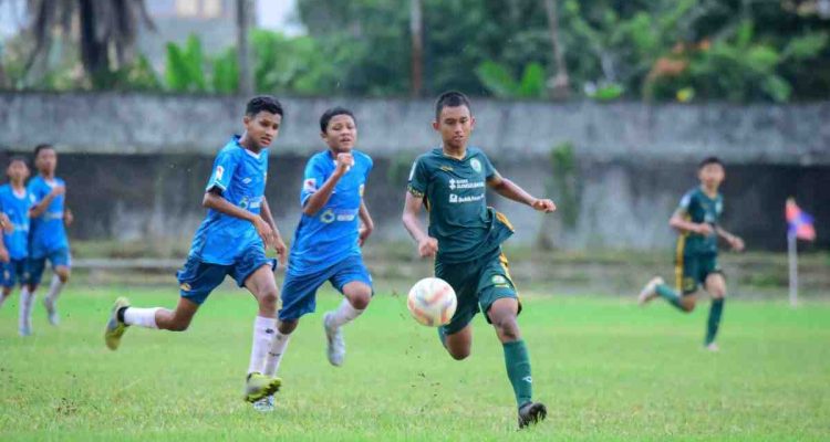 Pemain PS Palembang U-15 menggiring bola saat final piala Gubernur Sumsel Regional Palembang, Minggu (24/5/2026). Foto: Kominfo Palembang.