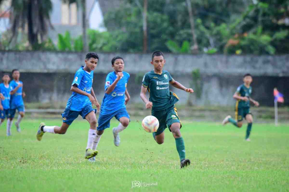 Pemain PS Palembang U-15 menggiring bola saat final piala Gubernur Sumsel Regional Palembang, Minggu (24/5/2026). Foto: Kominfo Palembang.