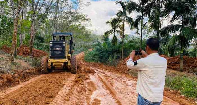 Upaya perbaikan jalan di Jirak Jaya. Foto: Kominfo Muba.