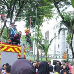Arena flying fox gratis di kawasan Car Free Day Palembang yang digemari warga, Minggu (17/5/2026). Foto: Kominfo Palembang.