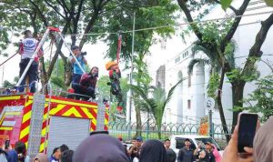 Arena flying fox gratis di kawasan Car Free Day Palembang yang digemari warga, Minggu (17/5/2026). Foto: Kominfo Palembang.