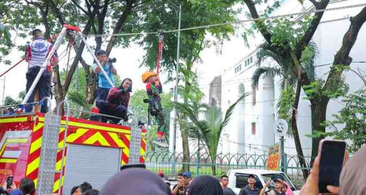 Arena flying fox gratis di kawasan Car Free Day Palembang yang digemari warga, Minggu (17/5/2026). Foto: Kominfo Palembang.