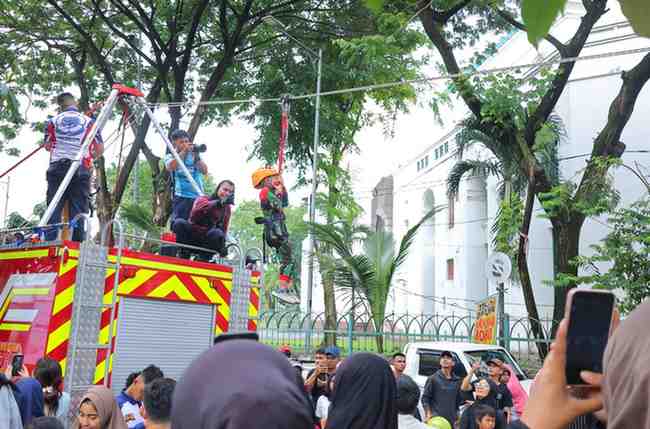 Arena flying fox gratis di kawasan Car Free Day Palembang yang digemari warga, Minggu (17/5/2026). Foto: Kominfo Palembang.