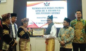 Wali Kota Palembang, Ratu Dewa menerima Gelar Ninik Mamak Adat Minangkabau “Sutan Malin Batuah” dalam rangkaian Pengukuhan Pengurus Solok Saiyo Sakato (S3) periode 2026–2031 di Rumah Dinas Wali Kota Palembang, Jumat (2/5/2026) malam. Foto: Kominfo Palembang.