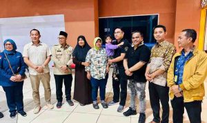 Suasana haru mewarnai terminal kedatangan Bandara Internasional Sultan Mahmud Badaruddin (SMB) II Palembang, Kamis malam (21/5/2026). Foto: Kominfo Muba.