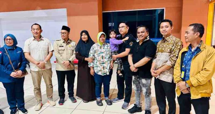 Suasana haru mewarnai terminal kedatangan Bandara Internasional Sultan Mahmud Badaruddin (SMB) II Palembang, Kamis malam (21/5/2026). Foto: Kominfo Muba.