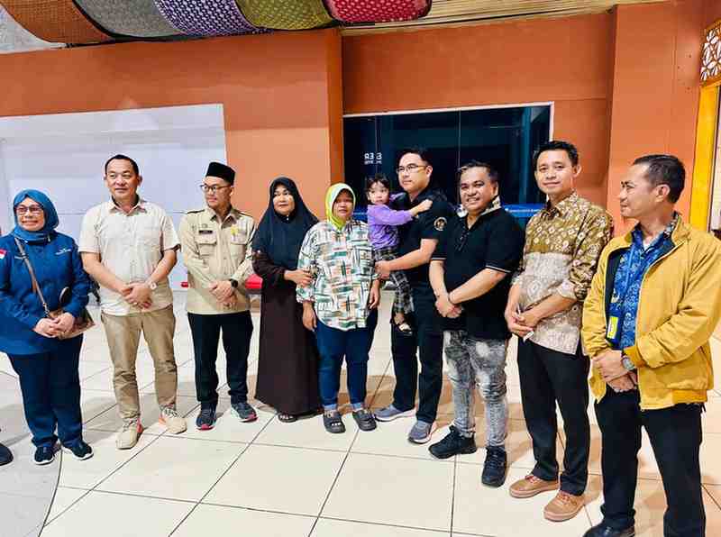 Suasana haru mewarnai terminal kedatangan Bandara Internasional Sultan Mahmud Badaruddin (SMB) II Palembang, Kamis malam (21/5/2026). Foto: Kominfo Muba.