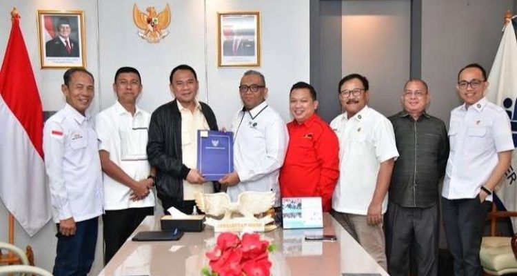 Ketua DPRD Provinsi Sumatera Selatan, Andie Dinialdie bersama jajaran Dinas Tenaga Kerja dan Transmigrasi Provinsi Sumsel, serta perwakilan serikat pekerja KSPSI dan KASBI melakukan audiensi dengan Wakil Menteri Ketenagakerjaan Republik Indonesia, Afriansyah Noor, Selasa (12/5/2026). Foto: Humas DPRD Sumsel.