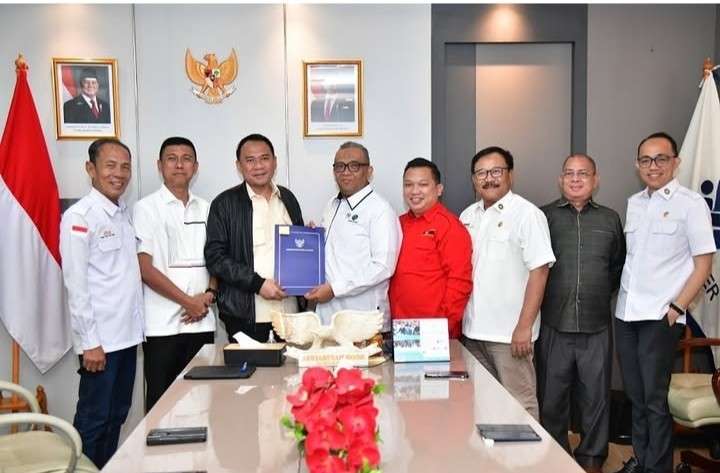 Ketua DPRD Provinsi Sumatera Selatan, Andie Dinialdie bersama jajaran Dinas Tenaga Kerja dan Transmigrasi Provinsi Sumsel, serta perwakilan serikat pekerja KSPSI dan KASBI melakukan audiensi dengan Wakil Menteri Ketenagakerjaan Republik Indonesia, Afriansyah Noor, Selasa (12/5/2026). Foto: Humas DPRD Sumsel.
