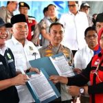 Gubernur Sumsel Herman Deru dan Ketua DPRD Sumsel, Andie Dinialdie menerima aspirasi buruh di halaman DPRD Sumsel, Jumat (1/5/2026). Foto: Humas DPRD Sumsel