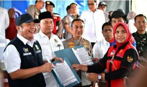 Gubernur Sumsel Herman Deru dan Ketua DPRD Sumsel, Andie Dinialdie menerima aspirasi buruh di halaman DPRD Sumsel, Jumat (1/5/2026). Foto: Humas DPRD Sumsel