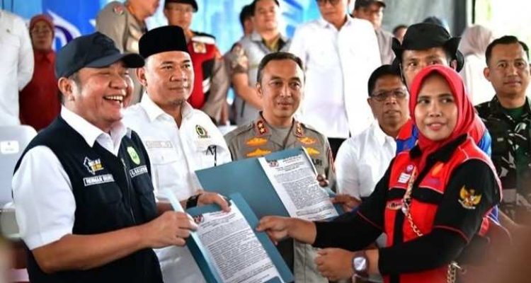 Gubernur Sumsel Herman Deru dan Ketua DPRD Sumsel, Andie Dinialdie menerima aspirasi buruh di halaman DPRD Sumsel, Jumat (1/5/2026). Foto: Humas DPRD Sumsel