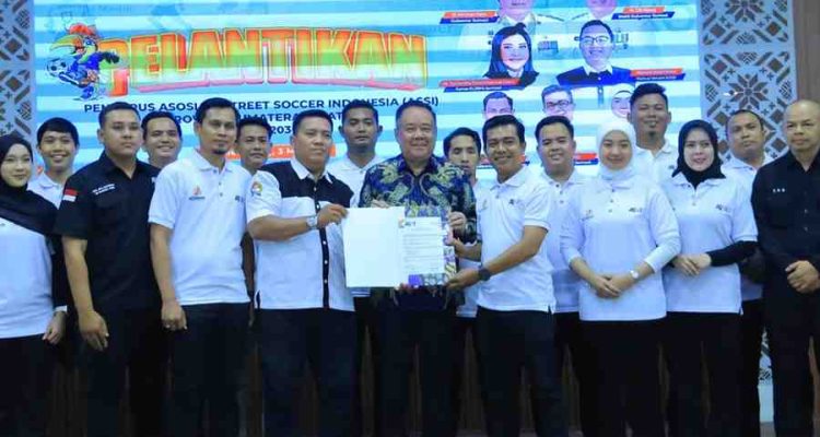Wakil Gubernur Sumatera Selatan (Sumsel), H. Cik Ujang menghadiri pelantikan pengurus Asosiasi Street Soccer Indonesia (ASSI) Provinsi Sumsel periode 2025–2030 yang digelar di Gedung Rafa Tower UIN Raden Fatah Palembang, Minggu (3/5/2026). Foto: Humas Pemprov Sumsel.