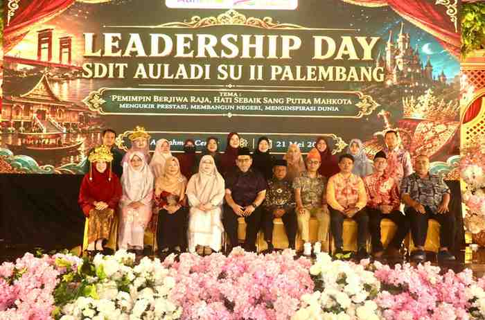 Para pengurus Yayasan Auladi Palembang, para Kepsek, dan pejabat Diknas Palembang saat hadir di acara Leadership Day SDIT Auladi SU II Palembang, Kamis (21/5/2026). Foto: IST.