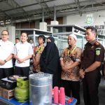 Walikota Palembang, H Ratu Dewa bersama Kepala Kejaksaan Negeri (Kajari) Palembang, M Ali Akbar, SH MH menyerahkan bantuan enam unit gerobak bakso kepada keluarga eks Narapidana Terorisme (Napiter). Foto: Kominfo Palembang.