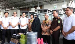 bakso2 (1) Walikota Palembang, H Ratu Dewa bersama Kepala Kejaksaan Negeri (Kajari) Palembang, M Ali Akbar, SH MH menyerahkan bantuan enam unit gerobak bakso kepada keluarga eks Narapidana Terorisme (Napiter). Foto: Kominfo Palembang.