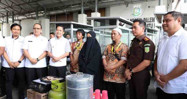 Walikota Palembang, H Ratu Dewa bersama Kepala Kejaksaan Negeri (Kajari) Palembang, M Ali Akbar, SH MH menyerahkan bantuan enam unit gerobak bakso kepada keluarga eks Narapidana Terorisme (Napiter). Foto: Kominfo Palembang.