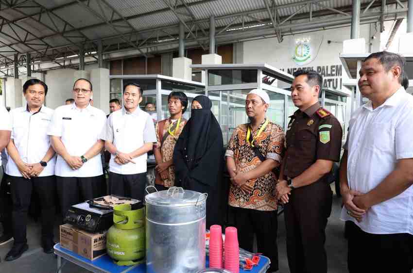 Walikota Palembang, H Ratu Dewa bersama Kepala Kejaksaan Negeri (Kajari) Palembang, M Ali Akbar, SH MH menyerahkan bantuan enam unit gerobak bakso kepada keluarga eks Narapidana Terorisme (Napiter). Foto: Kominfo Palembang.