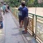 Sebuah jembatan gantung nyarus terendam di Muratara. Foto: IST