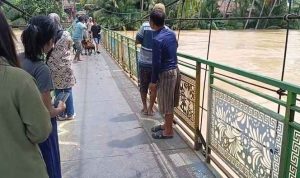 Sebuah jembatan gantung nyarus terendam di Muratara. Foto: IST