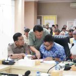 Sekretaris Daerah Kota Palembang, Aprizal Hasyim tampak serius saat memimpin langsung Rapat Konsolidasi Tim Terpadu Percepatan Penanggulangan Banjir dan Kemacetan Lalu Lintas di Ruang Rapat Musi Lantai 3, Jumat (29/5/2026). Foto: Kominfo Palembang.
