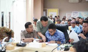 Sekretaris Daerah Kota Palembang, Aprizal Hasyim tampak serius saat memimpin langsung Rapat Konsolidasi Tim Terpadu Percepatan Penanggulangan Banjir dan Kemacetan Lalu Lintas di Ruang Rapat Musi Lantai 3, Jumat (29/5/2026). Foto: Kominfo Palembang.