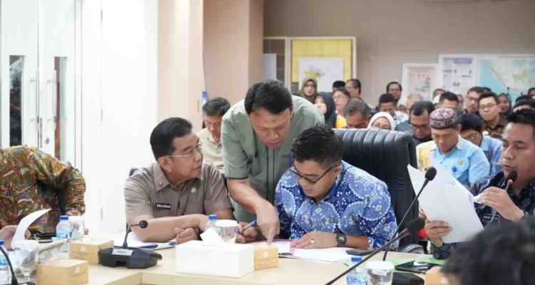 Sekretaris Daerah Kota Palembang, Aprizal Hasyim tampak serius saat memimpin langsung Rapat Konsolidasi Tim Terpadu Percepatan Penanggulangan Banjir dan Kemacetan Lalu Lintas di Ruang Rapat Musi Lantai 3, Jumat (29/5/2026). Foto: Kominfo Palembang.