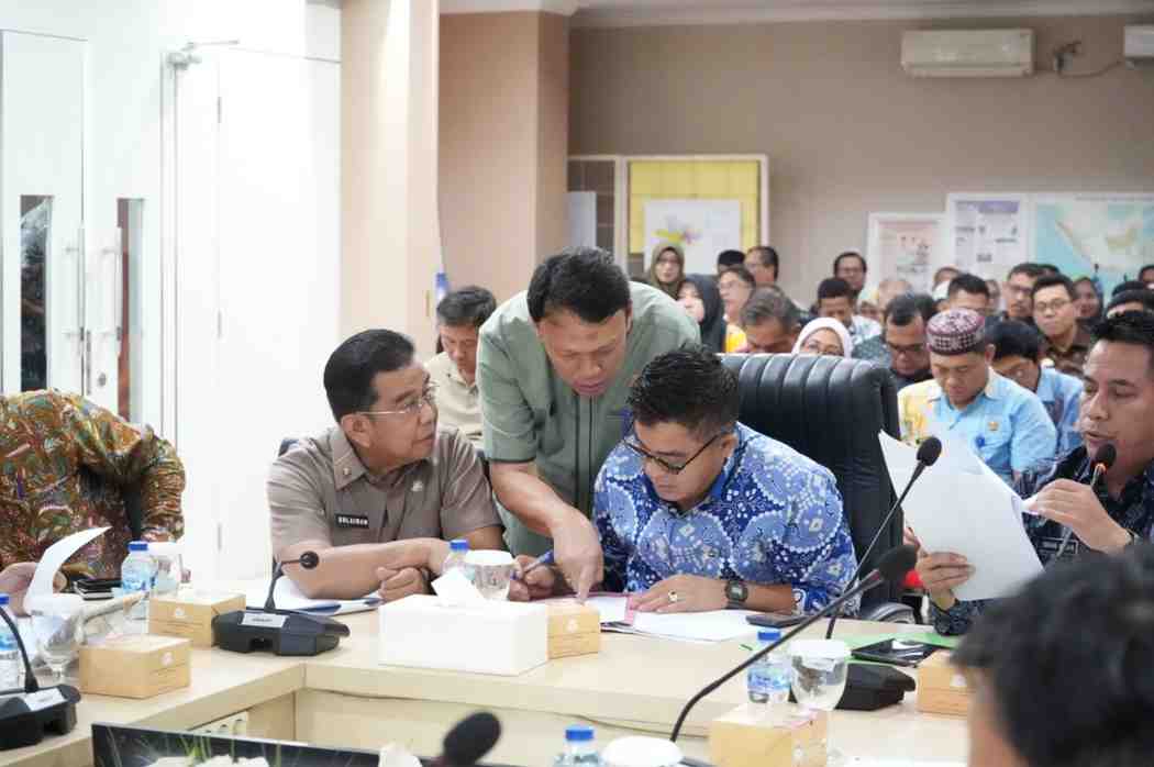 Sekretaris Daerah Kota Palembang, Aprizal Hasyim tampak serius saat memimpin langsung Rapat Konsolidasi Tim Terpadu Percepatan Penanggulangan Banjir dan Kemacetan Lalu Lintas di Ruang Rapat Musi Lantai 3, Jumat (29/5/2026). Foto: Kominfo Palembang.