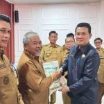 Sekretaris Daerah Kabupaten Muba Drs Syafaruddin, MSi secara simbolis menyerahkan cadangan pangan pada daerah rentan di Kantor Dinas Ketahanan Pangan Muba, Senin (25/5/2026). Foto: Kominfo Muba.