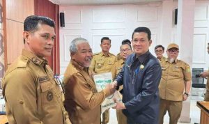 beras (1) Sekretaris Daerah Kabupaten Muba Drs Syafaruddin, MSi secara simbolis menyerahkan cadangan pangan pada daerah rentan di Kantor Dinas Ketahanan Pangan Muba, Senin (25/5/2026). Foto: Kominfo Muba.