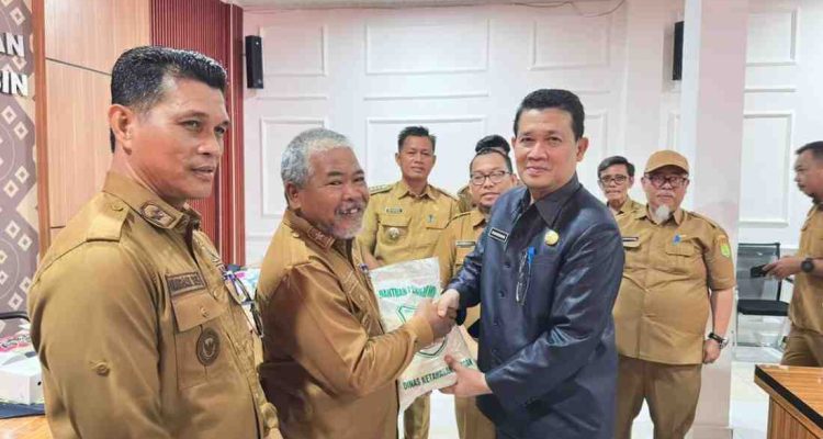 Sekretaris Daerah Kabupaten Muba Drs Syafaruddin, MSi secara simbolis menyerahkan cadangan pangan pada daerah rentan di Kantor Dinas Ketahanan Pangan Muba, Senin (25/5/2026). Foto: Kominfo Muba.
