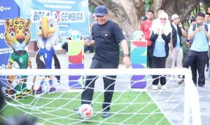 Gubernur Sumsel, Herman Deru menendang bola usai talkshow bersama TVRI, stasiun televisi yang menjadi satu-satunya pemegang hak siar Piala Dunia 2026, di pelataran Kambang Iwak, Minggu (3/5/2026) pagi. Foto: Humas Pemprov Sumsel.