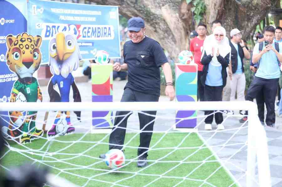 Gubernur Sumsel, Herman Deru menendang bola usai talkshow bersama TVRI, stasiun televisi yang menjadi satu-satunya pemegang hak siar Piala Dunia 2026, di pelataran Kambang Iwak, Minggu (3/5/2026) pagi. Foto: Humas Pemprov Sumsel.