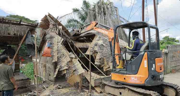 Drama penertiban kembali mewarnai tepian Sungai Udang, anak Sungai Musi di Jalan Pangeran Ratu Lorong Datuk Akib Kelurahan 15 Kecamatan Jakabaring, Rabu (13/5/2026). Foto: Kominfo Palembang.