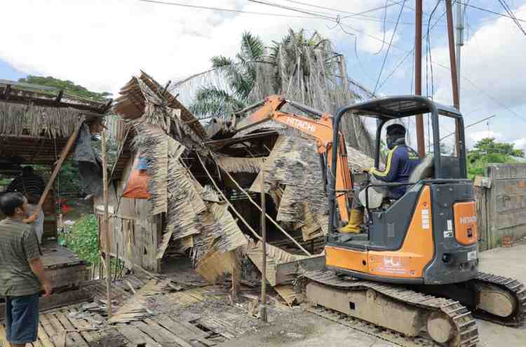 Drama penertiban kembali mewarnai tepian Sungai Udang, anak Sungai Musi di Jalan Pangeran Ratu Lorong Datuk Akib Kelurahan 15 Kecamatan Jakabaring, Rabu (13/5/2026). Foto: Kominfo Palembang.