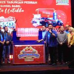 Gubernur Sumatera Selatan, Dr. H. Herman Deru memberikan apresiasi tinggi kepada para nasabah Bank Sumsel Babel (BSB) dalam kegiatan Pengundian Super Grand Prize Tabungan Pesirah yang digelar di Stadion Gelora Jakabaring, Sabtu (2/5/2026). Foto: Humas Pemprov Sumsel.