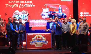 Gubernur Sumatera Selatan, Dr. H. Herman Deru memberikan apresiasi tinggi kepada para nasabah Bank Sumsel Babel (BSB) dalam kegiatan Pengundian Super Grand Prize Tabungan Pesirah yang digelar di Stadion Gelora Jakabaring, Sabtu (2/5/2026). Foto: Humas Pemprov Sumsel.