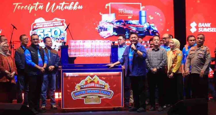 Gubernur Sumatera Selatan, Dr. H. Herman Deru memberikan apresiasi tinggi kepada para nasabah Bank Sumsel Babel (BSB) dalam kegiatan Pengundian Super Grand Prize Tabungan Pesirah yang digelar di Stadion Gelora Jakabaring, Sabtu (2/5/2026). Foto: Humas Pemprov Sumsel.