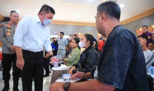 Gubernur Sumatera Selatan (Sumsel) Dr. H. Herman Deru menjenguk keluarga korban kecelakaan Bus Antar Lintas Sumatera (ALS) dan truk tangki minyak di Kabupaten Musi Rawas Utara (Muratara), di Rumah Sakit Bhayangkara Palembang, Kamis (7/5/2026). Foto: Humas Pemprov Sumsel.