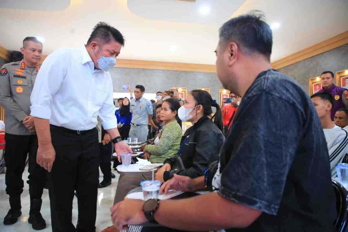 Gubernur Sumatera Selatan (Sumsel) Dr. H. Herman Deru menjenguk keluarga korban kecelakaan Bus Antar Lintas Sumatera (ALS) dan truk tangki minyak di Kabupaten Musi Rawas Utara (Muratara), di Rumah Sakit Bhayangkara Palembang, Kamis (7/5/2026). Foto: Humas Pemprov Sumsel.