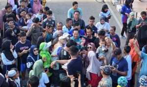 Walikota Palembang, Ratu Dewa diserbu warga untuk swafoto di Jembatan AMpera, Palembang, Minggu (10/5/2026). Foto: Kominfo Palembang.