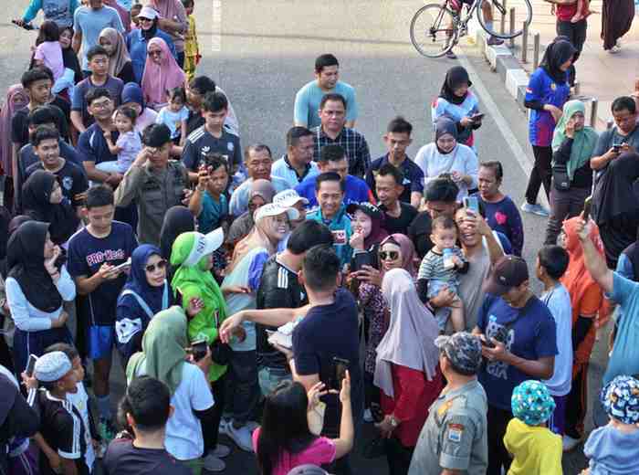 Walikota Palembang, Ratu Dewa diserbu warga untuk swafoto di Jembatan AMpera, Palembang, Minggu (10/5/2026). Foto: Kominfo Palembang.