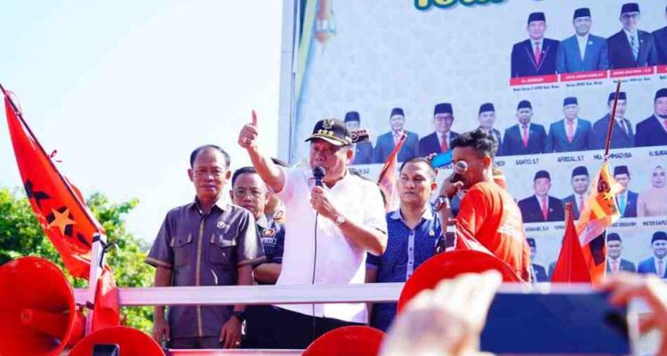 Bupati Muba, HM Toha menyambut aksi May Day yang dilakukan organisasi buruh di Sekayu, Jumat (1/5/2026). Foto: Kominfo Muba.
