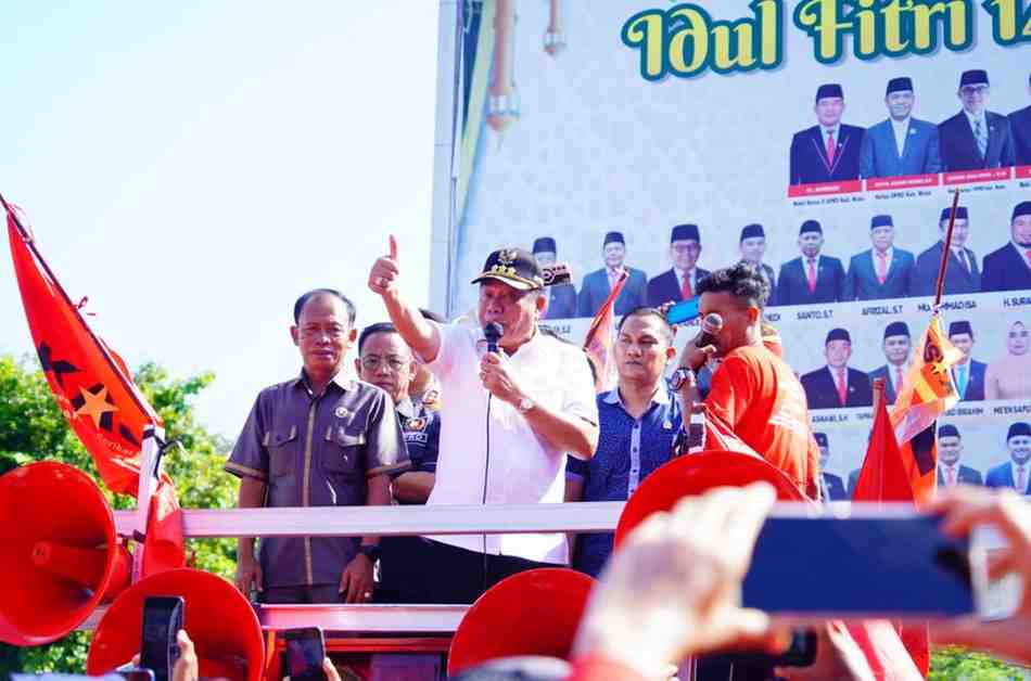 Bupati Muba, HM Toha menyambut aksi May Day yang dilakukan organisasi buruh di Sekayu, Jumat (1/5/2026). Foto: Kominfo Muba.