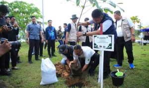 Gubernur Saumsel, Herman Deru saat ikut menanam pohon pada Festival Kehutanan di Kampus UIN Raden Fatah Palembang, Kamis (21/5/2026). Foto: Humas Pemprov Sumsel.