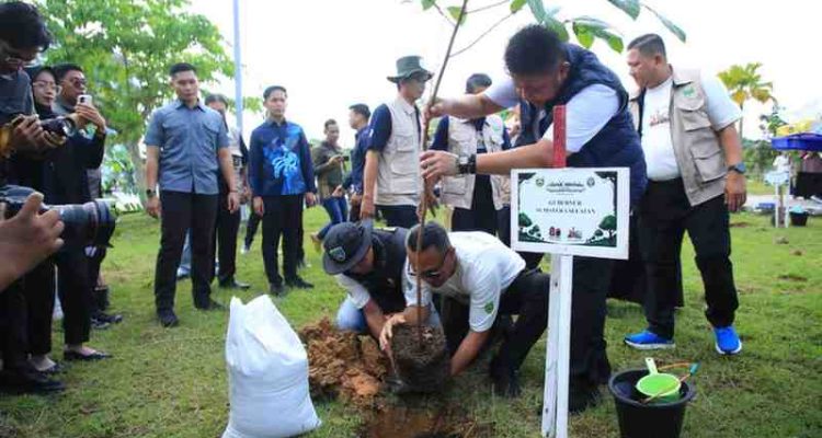 Gubernur Saumsel, Herman Deru saat ikut menanam pohon pada Festival Kehutanan di Kampus UIN Raden Fatah Palembang, Kamis (21/5/2026). Foto: Humas Pemprov Sumsel.