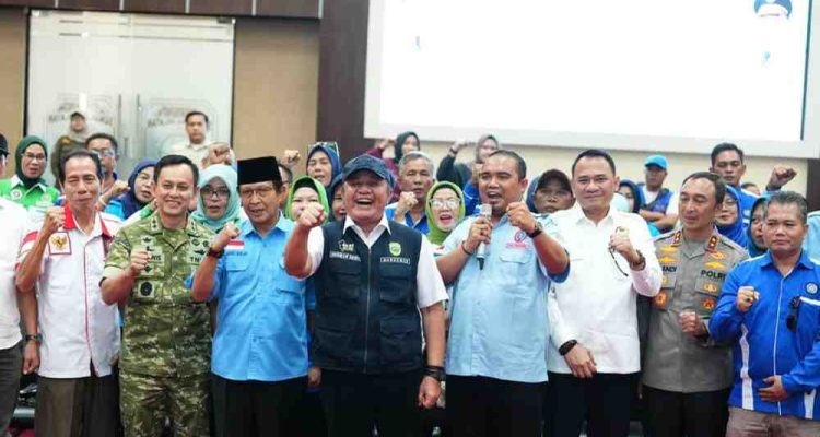 Gubernur Sumatera Selatan Dr. H. Herman Deru memperingati Hari Buruh Internasional (May Day) 2026 dengan pendekatan dialogis melalui sarasehan bersama perwakilan Konfederasi Serikat Pekerja Seluruh Indonesia (KSPSI) Sumsel, berlangsung di Auditorium Bina Praja, Jumat (01/5/2026). Foto: Humas Pemprov Sumsel.
