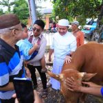 Gubernur Sumsel Herman Deru menyerahkan hewan kurban. Foto: Humas Pemprov Sumsel.