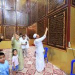 Gubernur Sumsel Herman deru dan keluarga mengunjungi destinasi wisata religi Bayt Al Quran Al-Akbar atau Al Quran Raksasa di kawasan Gandus, Palembang. Lokasi tersebut dikenal sebagai tempat Al Quran ukir kayu terbesar dan menjadi salah satu ikon wisata spiritual di Kota Palembang. Foto: Humas Pemprov Sumsel.