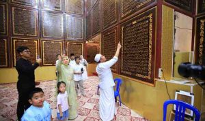 deru2 (1) Gubernur Sumsel Herman deru dan keluarga mengunjungi destinasi wisata religi Bayt Al Quran Al-Akbar atau Al Quran Raksasa di kawasan Gandus, Palembang. Lokasi tersebut dikenal sebagai tempat Al Quran ukir kayu terbesar dan menjadi salah satu ikon wisata spiritual di Kota Palembang. Foto: Humas Pemprov Sumsel.